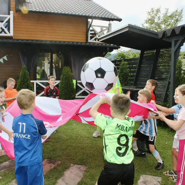Футбольна програма — діти грають з парашутом надворі