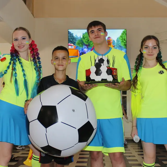 Ведучі вечірки з м'ячем на футбольній тематичній програмі