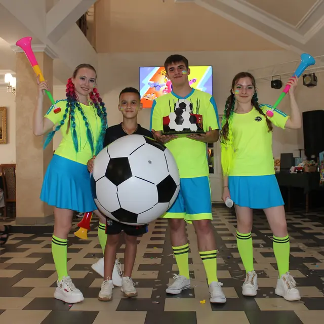 Команда футбольної програми з дітьми на святі в приміщенні