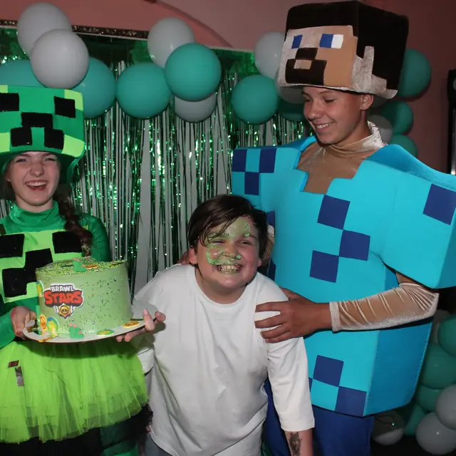 Аніматори Стів та Крипер з Minecraft з дитиною на день народження