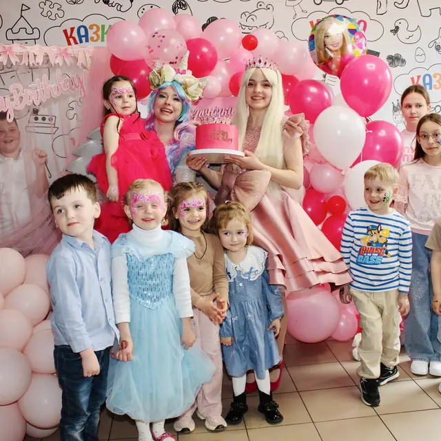 Групове фото дітей і дорослих на святкуванні